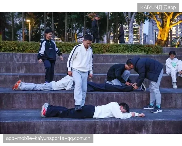 球队在海边开展耐力冲刺：沙地训练提升腿部爆发力